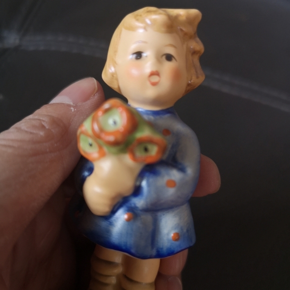 Hummel Goebel Figurine 1967 #239A Girl with Nosegay Flowers, Signed, Numbered - Picture 5 of 6
